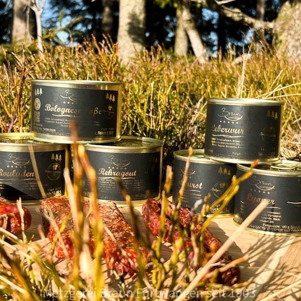 Schwarzwald Panidylle mit Produktbilder vom Shäufeleshop und der Metzgereibraun Rehragout, Bolognese, Rouladen, Bratwurst, Lyoner, Pfefferbeisser und Landjäger im Wald auf dem Brendturm